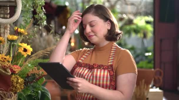 Zaměstnankyně Nosit Zástěru Drží Tablet Zařízení Stojící Uvnitř Místního Obchodu — Stock video