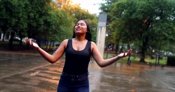 Vrouw Staan Buiten Gieten Regen Douche Geluk Concept — Stockvideo