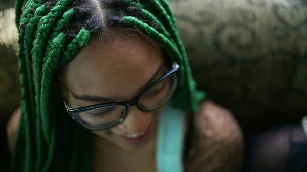 Коробка Плетена Зачіска Зелені Дредлоки Одна Чорна Латина Молода Жінка — стокове фото