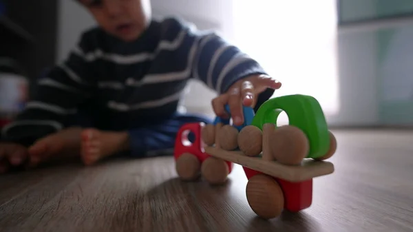 Маленький Хлопчик Грає Іграшками Кімнаті Сам — стокове фото