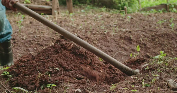 Person Digging Hole Farming Equipment Senior Hispanic Man Digs Ground — Stockfoto