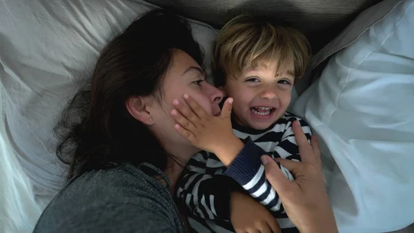 Тоддлер Обнимает Мать Лежащую Постели Вместе Семейную Любовь Привязанность — стоковое фото