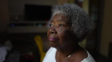 Düşüncelere dalmış dalgın bir Afrikalı kadın portresi