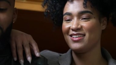 Muhabbet ederken siyah bir çift.