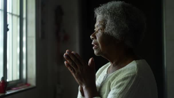 Старша Африканка Відкриває Очі Надію Віру — стокове відео