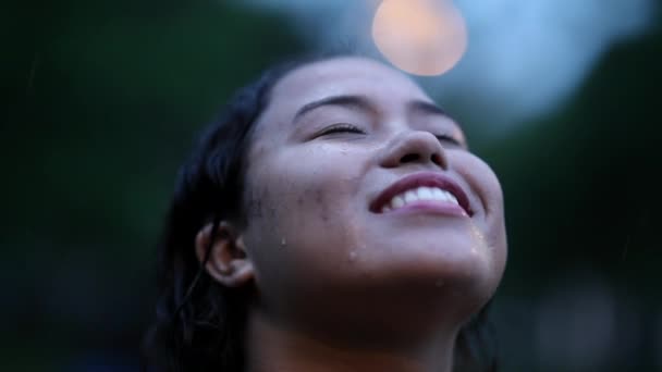 Woman Standing Rain Shower Close Smiling Face Feeling Happiness Freedom — Vídeo de Stock