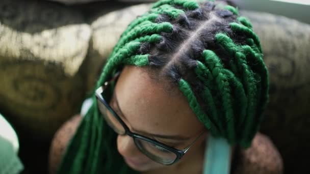 Box Braided Hairstyle Green Dreadlocks One Black Latina Young Woman — Αρχείο Βίντεο