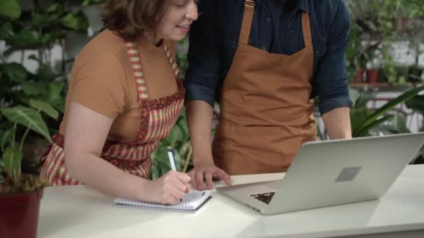 Сотрудники Проверяют Инвентаризацию Ноутбуков Небольшом Местном Магазине Работник Мужчина Обучает — стоковое видео