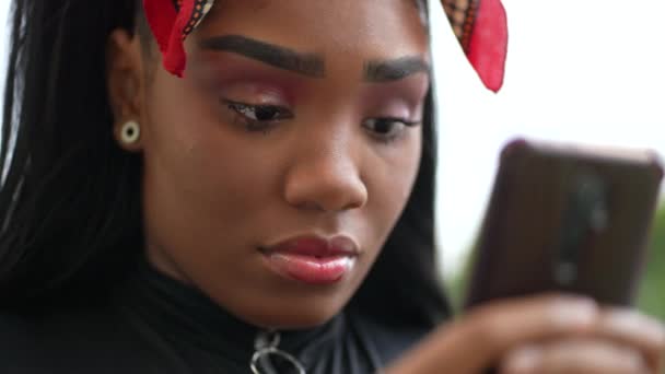 Akıllı Telefon Kullanan Genç Siyah Bir Kız Elinde Telefon Tutan — Stok video