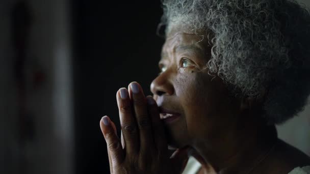 Eine Ältere Frau Die Gott Anbetet Hat Hoffnung — Stockvideo