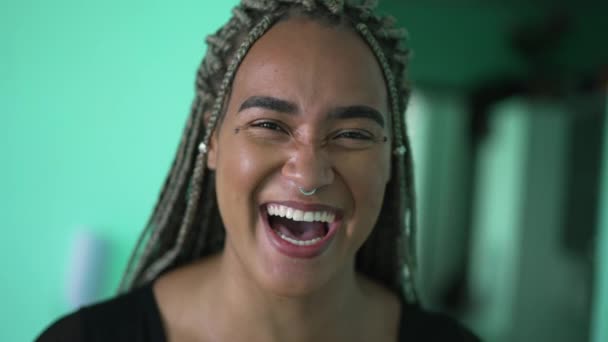 Black Latina Young Woman Spontaneous Laugh Smile — Αρχείο Βίντεο