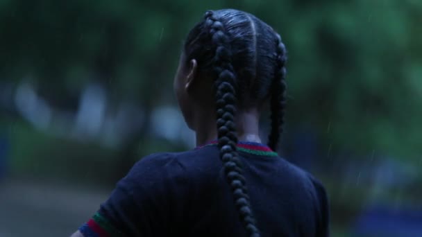 Šťastná Afričanka Tančí Dešťové Sprše Mladá Černošky Dívka Stojící Venku — Stock video