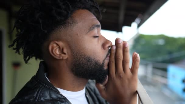 Бразилец Молится Богу Открывая Глаза Улыбаясь — стоковое видео