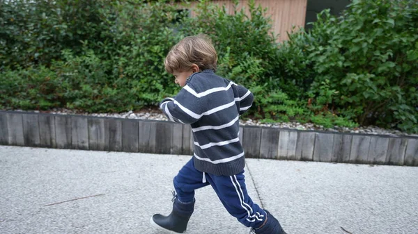 Ευτυχισμένο Παιδί Τρέχει Έξω Αργή Κίνηση Χαρούμενο Νήπιο Τρέχει — Φωτογραφία Αρχείου