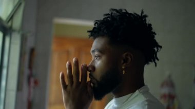 Tanrı 'ya dua eden dindar siyah bir adam ilahi yardım istiyor.