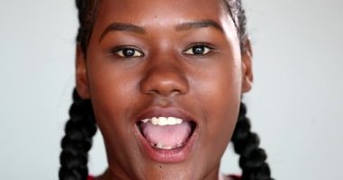 Afrikalı kız şok reaksiyonu. Genç siyahi kadın elleri ile yüzünü kapatan duyguları şaşırtır.