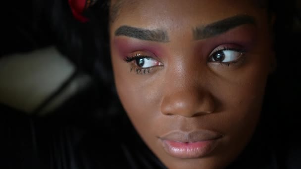 Eine Nachdenkliche Teenager Mädchen Nahaufnahme Gesicht Denken Über Das Leben — Stockvideo