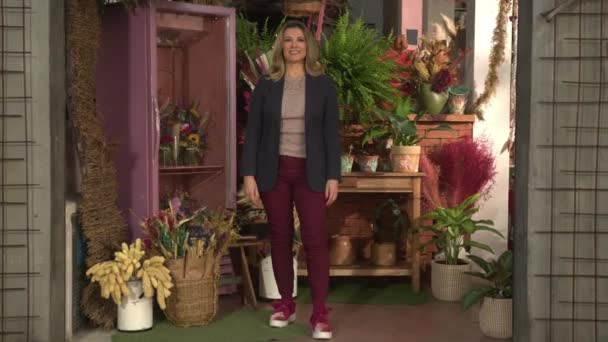 Flower Shop Store Female Owner Standing Front Local Business Shop — Stockvideo