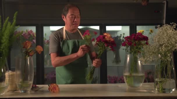 One Male Asian Florist Creating Bouquet Flowers Small Business Shop — Vídeos de Stock