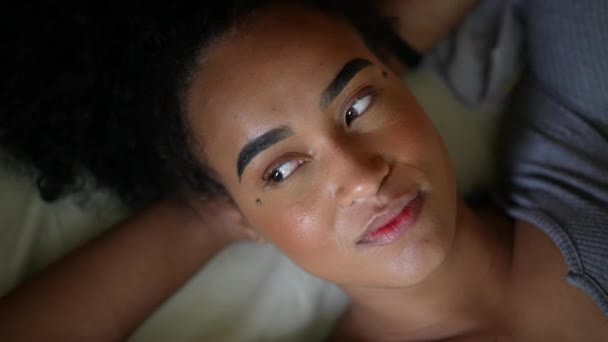 Роздумна Чорна Жінка Думає Про Життя Лежачи Ліжку — стокове відео