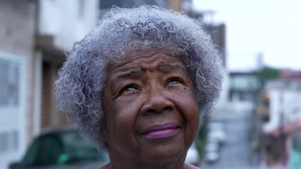 Поміркована Старша Чорношкіра Жінка Дивиться Небо Дивиться Неї Африканський Погляд — стокове відео