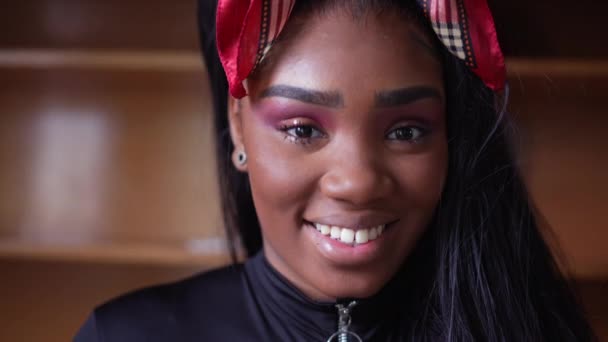 Mutlu Gülümseyen Genç Bir Kadın Afrikalı Bir Genç Kız Yüzü — Stok video