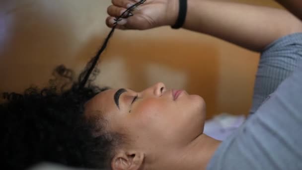 Zamyšlená Žena Posteli Hrající Odpočívajícími Vlasy — Stock video