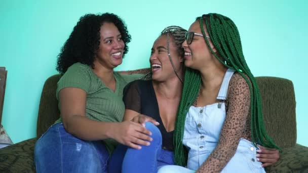 Joyful Three Black Latina Women Laughing Smiling Girlfriends Embrace Hanging — Vídeo de Stock