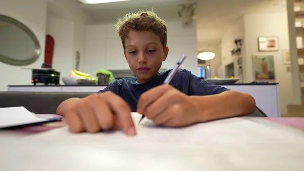 Νεαρό Αγόρι Κάνει Την Εργασία Μετά Σχολείο Παιδί Ετοιμάζεται Για — Φωτογραφία Αρχείου