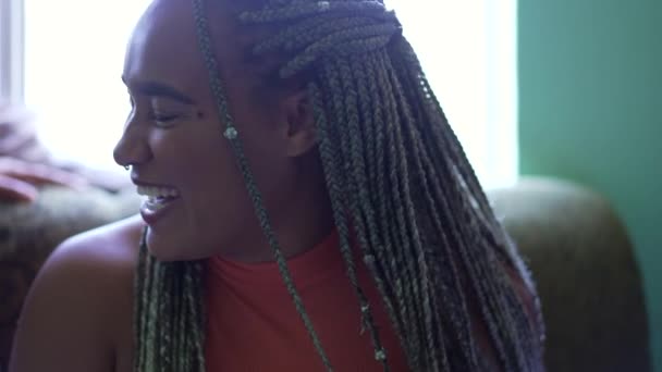 Seorang Wanita Hitam Muda Dengan Rambut Gimbal Gaya Kotak Kepang — Stok Video