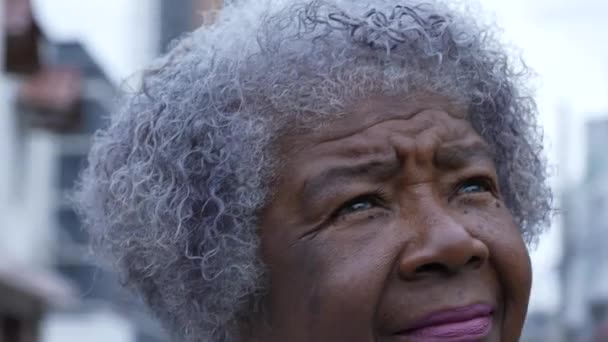 Μια Στοχαστική Ηλικιωμένη Γυναίκα Προσωπογραφία Πρόσωπο Closeup Στην Περισυλλογή — Αρχείο Βίντεο