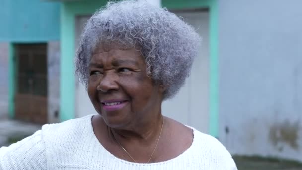 Portret Starszej Kobiety Uśmiechającej Się Kamery Stojącej Południowoamerykańskiej Ulicy — Wideo stockowe