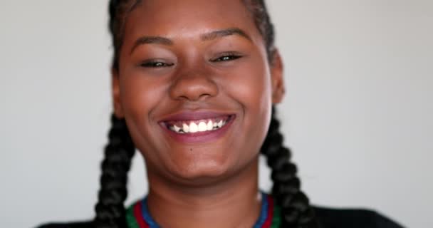 Afričanky Dívka Úsměvem Smíchem Portrét Tvář Close Žena 20S — Stock video