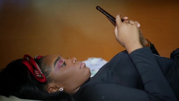 Genç Bir Kız Yatak Odasında Cep Telefonu Kullanıyor — Stok video