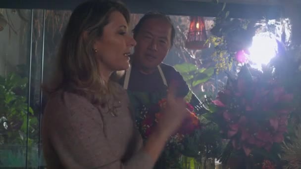 Kleinunternehmerin Mit Blumenladen Die Online Bestellungen Prüft Floristin Bringt Zwei — Stockvideo