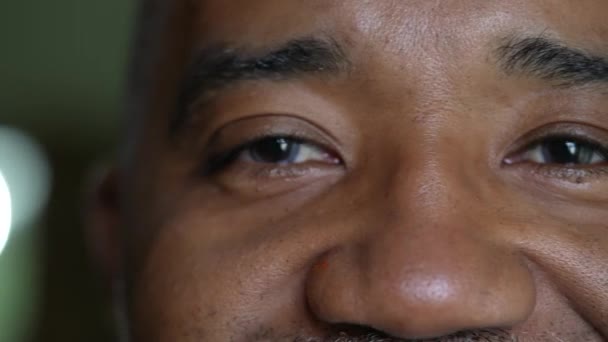 Una Persona Diversa Macro Primer Plano Ojos Sonriendo — Vídeo de stock