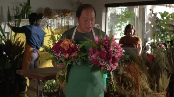 Щасливий Флорист Тримає Букет Квітів Квітковому Магазині — стокове відео