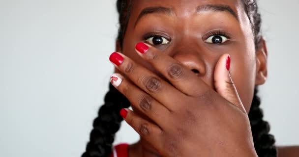 Africká Dívčí Šoková Reakce Mladá Černošky Žena Překvapení Emoce Pokrývající — Stock video