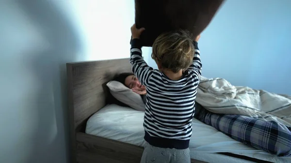 Toddler Playing Pillow Fight Mother Morning Waking Parent Pillow — Stockfoto