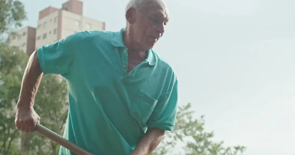 Person Digging Hole Farming Equipment Senior Hispanic Man Digs Ground — Zdjęcie stockowe