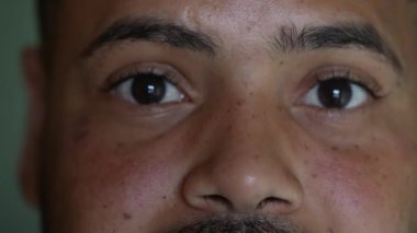 İspanyol bir adam makro yakın çekim yüz ve gülümseyen gözler