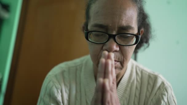Religious Older Person Praying Home One Hispanic Senior Woman Prays — Stock videók