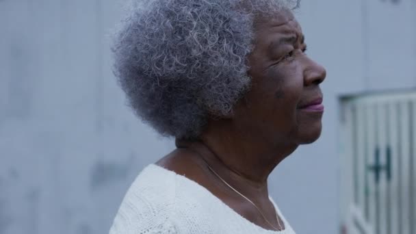 Созерцательная Старшая Леди Смотрит Небо Надеждой — стоковое видео