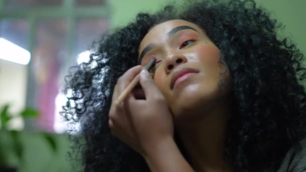 Latynoska Czarna Kobieta Nakładająca Makijaż Przed Lustrem — Wideo stockowe