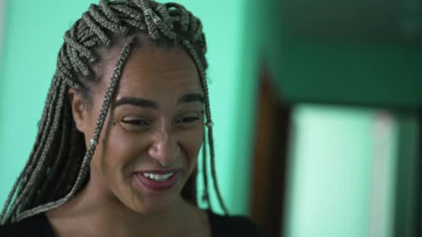 Eine Junge Schwarze Hispanische Frau Lacht Und Lächelt Person Wirklichen — Stockvideo
