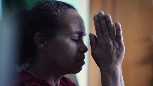 One Brazilian Older Woman Worshiping Home Senior Person Having Hope — Αρχείο Βίντεο