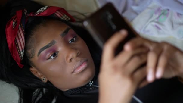 寝室で携帯電話を使ってる10代の女の子 — ストック動画