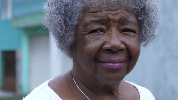 Споглядальна Старша Чорна Жінка Портрет Обличчя Крупним Планом — стокове відео