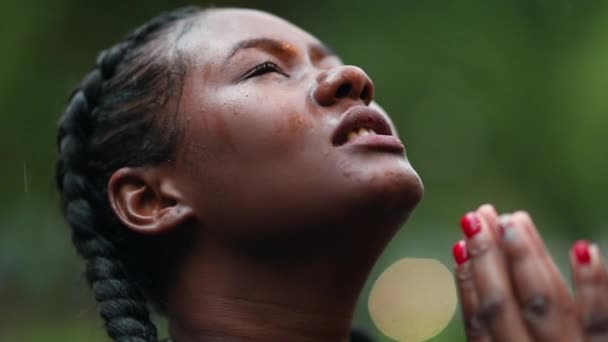 Nadějná Černoška Modlící Dešti Věrná Mladá Africká Žena Modlitba Při — Stock video
