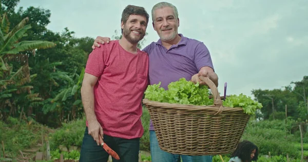 Dois Agricultores Urbanos Posando Para Câmera Retrato Pai Filho Adulto — Fotografia de Stock